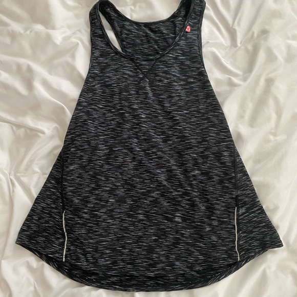 Black and white tank - Picture 1 of 2